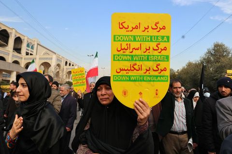 "Nieder mit den USA, nieder mit Israel, nieder mit England" – ein Frau bei einer Demonstration in Teheran nach dem Anschlag auf eine Gedenkveranstaltung für den getöteten iranischen General Qasem Suleimani. Bei dem Bombenattentat, das später der IS für sich reklamierte, waren Anfang Januar in Kerman mehr als 90 Menschen ums Leben gekommen