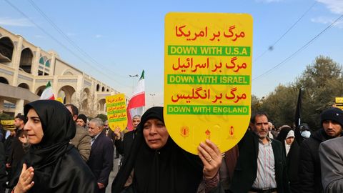 "Nieder mit den USA, nieder mit Israel, nieder mit England" – ein Frau bei einer Demonstration in Teheran nach dem Anschlag auf eine Gedenkveranstaltung für den getöteten iranischen General Qasem Suleimani. Bei dem Bombenattentat, das später der IS für sich reklamierte, waren Anfang Januar in Kerman mehr als 90 Menschen ums Leben gekommen