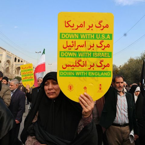 "Nieder mit den USA, nieder mit Israel, nieder mit England" – ein Frau bei einer Demonstration in Teheran nach dem Anschlag auf eine Gedenkveranstaltung für den getöteten iranischen General Qasem Suleimani. Bei dem Bombenattentat, das später der IS für sich reklamierte, waren Anfang Januar in Kerman mehr als 90 Menschen ums Leben gekommen