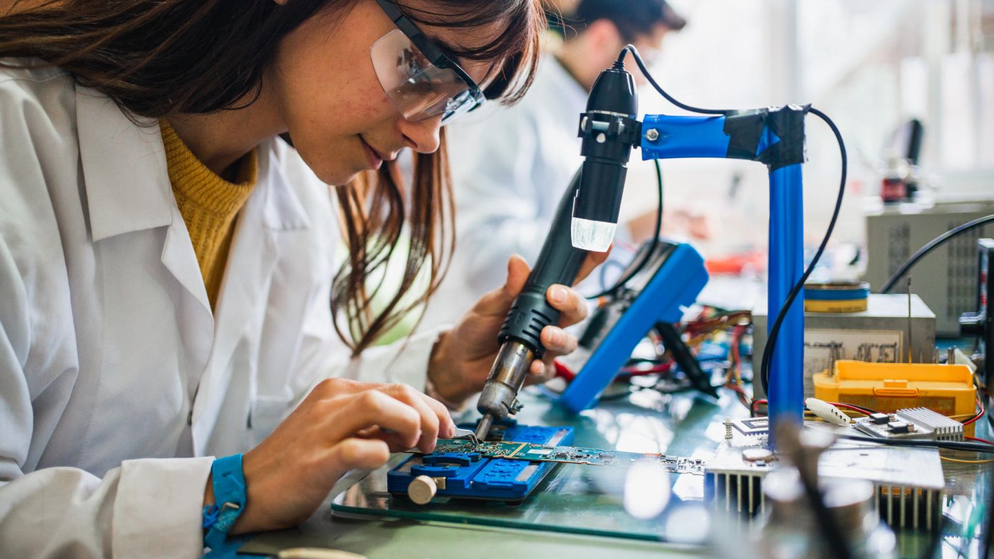 Umfrage von stern und statista 2024: Mehr als 33.000 Beschäftigte haben verraten, ob sie einen Job in ihrer Firma empfehlen würden. Mehr als 33.000 Beschäftigte haben verraten, ob sie einen Job in ihrer Firma empfehlen würden.