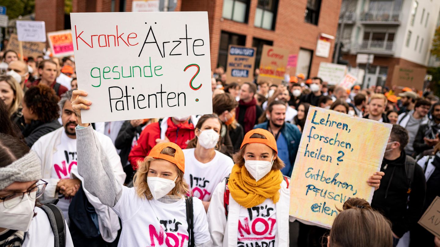Proteste von Ärzten an der Charité im Sommer 2022