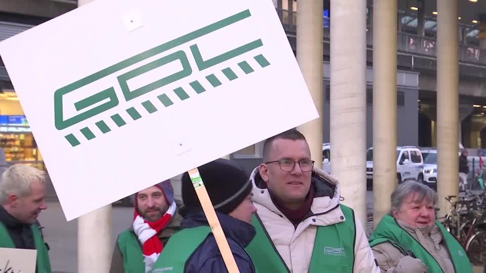 Video: Lokführer: "Die Beteiligung ist groß" - Bahnstreik legt Zugverkehr weiter lahm Video: Lokführer: "Die Beteiligung ist groß" - Bahnstreik legt Zugverkehr weiter lahm