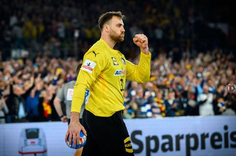 Handball-EM: Torwart Andreas Wolff hält in einer Hand einen Ball, die andere ballt er zur Faust