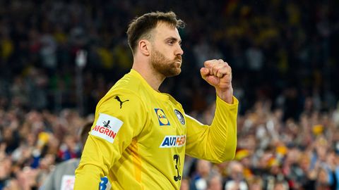 Handball-EM: Torwart Andreas Wolff hält in einer Hand einen Ball, die andere ballt er zur Faust