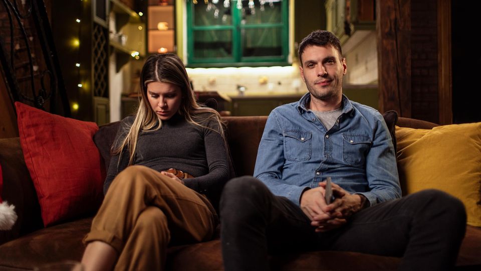 Paar sitzt auf der Couch