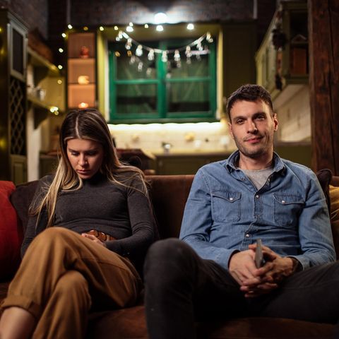 Paar sitzt auf der Couch