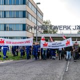 Streikende Beschäftigte des Kraftwerkes Jänschwalde