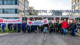 Streikende Beschäftigte des Kraftwerkes Jänschwalde