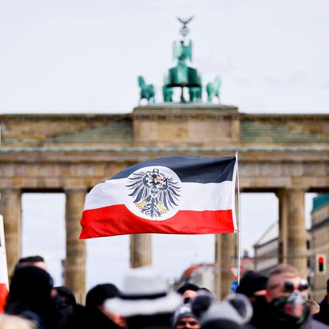Teilnehmer einer rechtsextremen Demo vor dem Brandenburger Tor.
