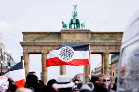 Teilnehmer einer rechtsextremen Demo vor dem Brandenburger Tor.