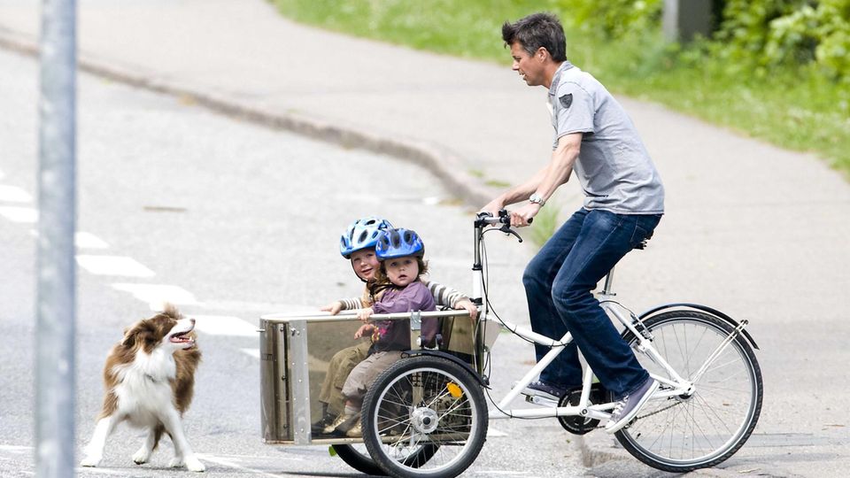 So wie Tausende Dänen ihre Kinder zur Schule oder in den Kindergarten bringen, macht Frederik es auch – mit dem Rad So wie Tausende Dänen ihre Kinder zur Schule oder in den Kindergarten bringen, macht Frederik es auch – mit dem Rad