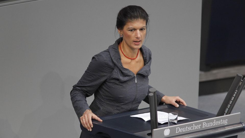 Sahra Wagenknecht im Bundestag am Redepult