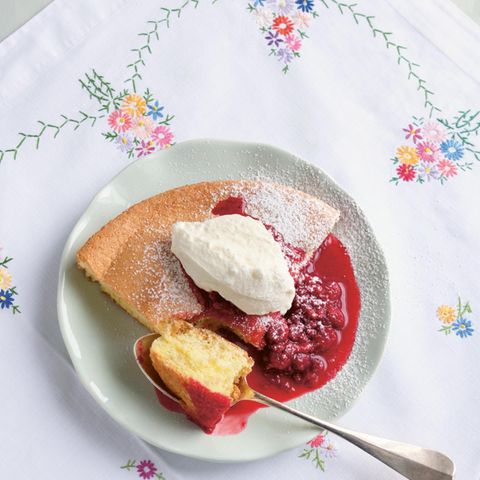 Schneeomelett mit Himbeeren