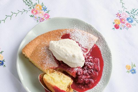 Schneeomelett mit Himbeeren