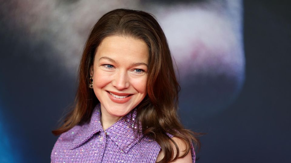 Hannah Herzsprung mit offenen Haaren in einem lila Oberteil