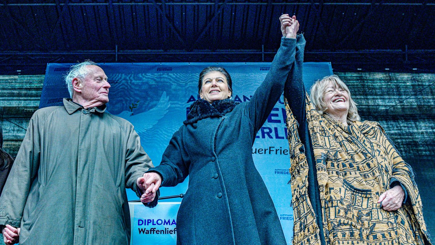Sahra Wagenknecht und Alice Schwarzer demonstrieren für den Frieden 25.2.2023: Sahra Wagenknecht und die Frauenrechtlerin Alice Schwarzer recken ihre Hände in die Höhe