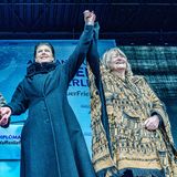 25.2.2023: Sahra Wagenknecht und die Frauenrechtlerin Alice Schwarzer recken ihre Hände in die Höhe