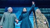 25.2.2023: Sahra Wagenknecht und die Frauenrechtlerin Alice Schwarzer recken ihre Hände in die Höhe