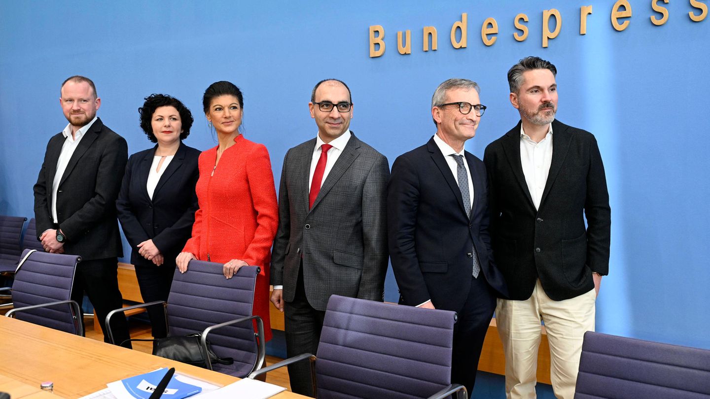 BSW – Es ist vollbracht Sahra Wagenknecht und ihre Verbündeten stellen im Januar 2024 ihre neue Partei bei der Bundespressekonferenz vor