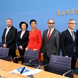Sahra Wagenknecht und ihre Verbündeten stellen im Januar 2024 ihre neue Partei bei der Bundespressekonferenz vor