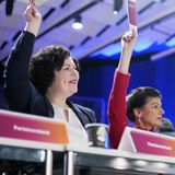 BSW-Mitglieder, unter anderem Sahra Wagenknecht, stimmen beim Gründungsparteitag ab