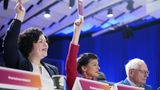BSW-Mitglieder, unter anderem Sahra Wagenknecht, stimmen beim Gründungsparteitag ab