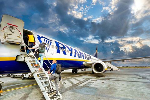 Eine Ryanair-Maschine steht auf dem Rollfeld eines Flughafens