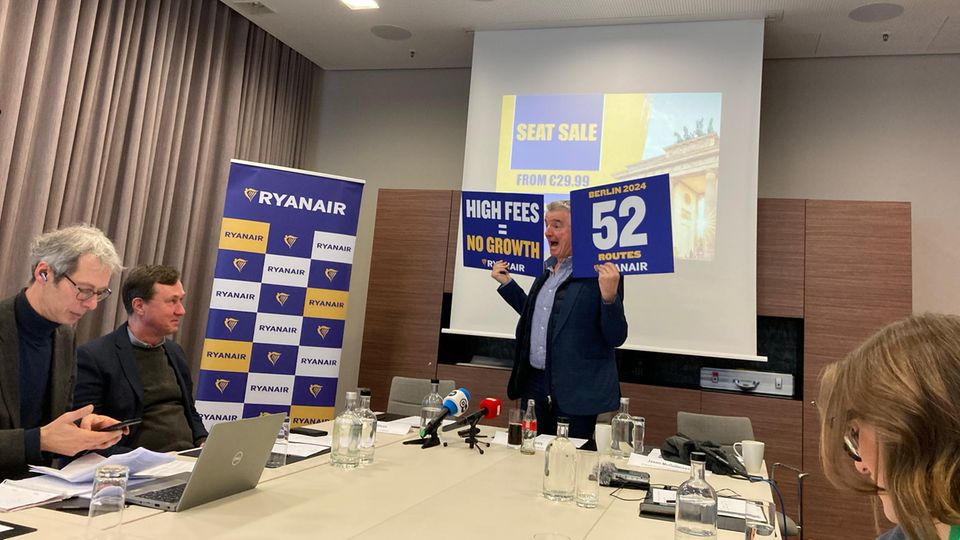 "Hohe Gebühren = kein Wachstum" steht auf dem Schild, das Michael O'Leary zum Schluss hochhält "Hohe Gebühren = kein Wachstum" steht auf dem Schild, das Michael O'Leary zum Schluss hochhält