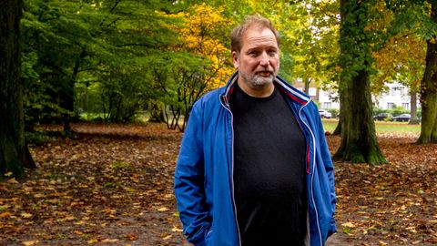Autor Stephan Bartels steht in einem Park
