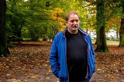Autor Stephan Bartels steht in einem Park