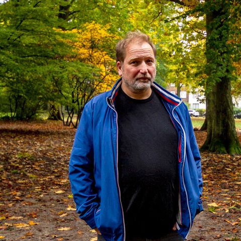 Autor Stephan Bartels steht in einem Park
