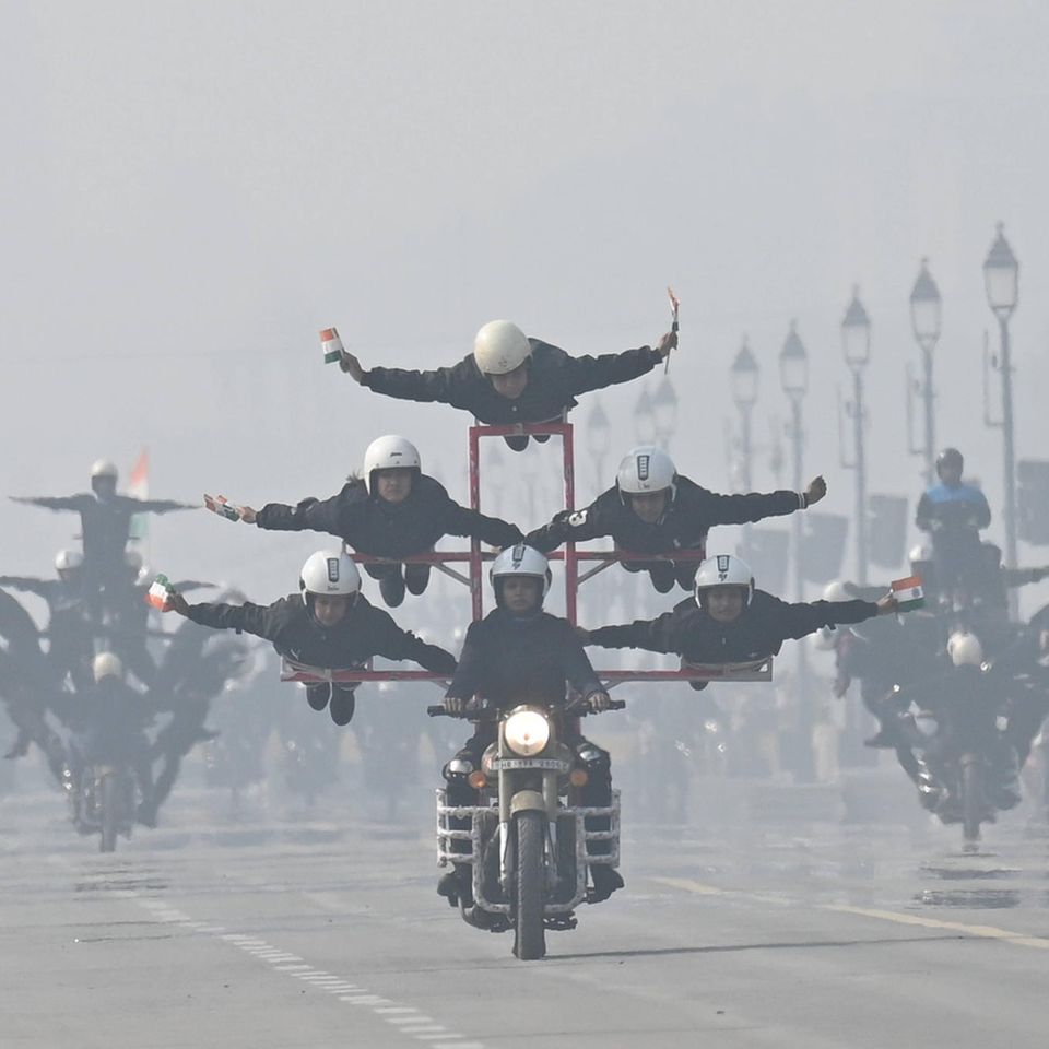 Delhi, Indien. Die Grenzpolizei des Subkontintents übt für die bevorstehende Parade zum Nationalfeiertag am 26. Januar. Offenbar gehören auch akrobatische Grundfertigkeiten zu den Einstellungsvoraussetzungen.