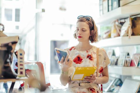 Neuerscheinungen Bücher: Eine Frau begutachtet Exemplare.