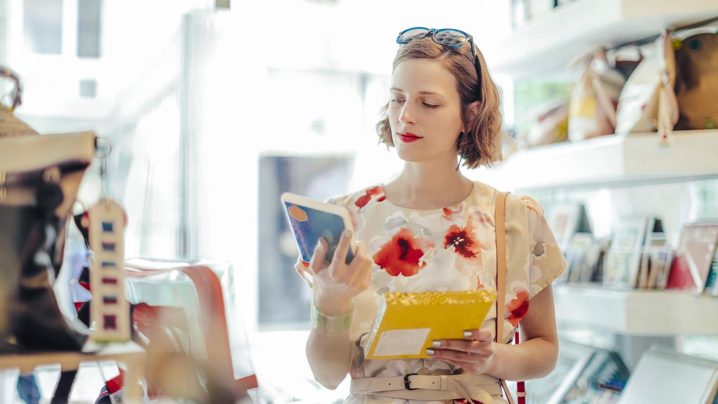 Neuerscheinungen Bücher: Eine Frau begutachtet Exemplare.