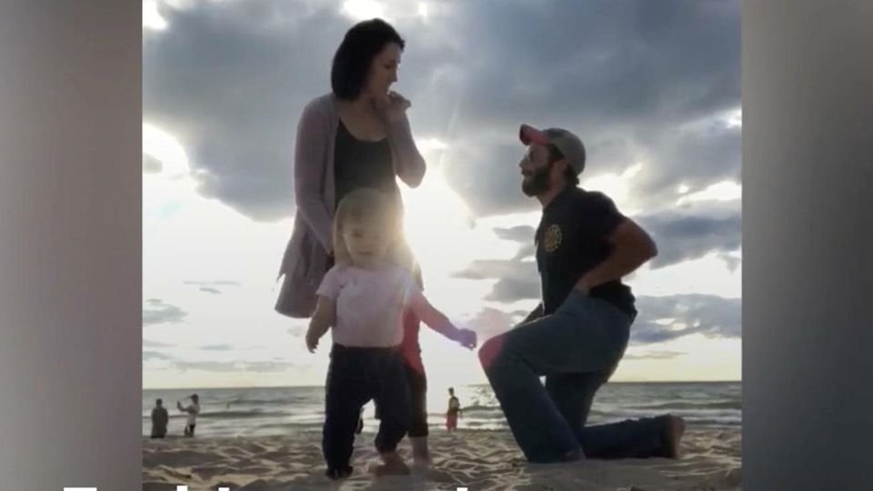 Fail-Video: Mann macht Heiratsantrag am Strand – dann stiehlt ihm sein Dreikäsehoch die Show Fail-Video: Mann macht Heiratsantrag am Strand – dann stiehlt ihm sein Dreikäsehoch die Show