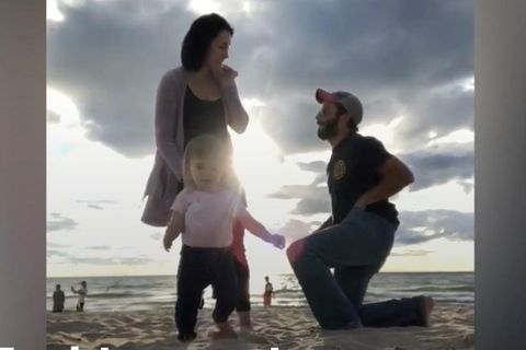 Fail-Video: Mann macht Heiratsantrag am Strand – dann stiehlt ihm sein Dreikäsehoch die Show
