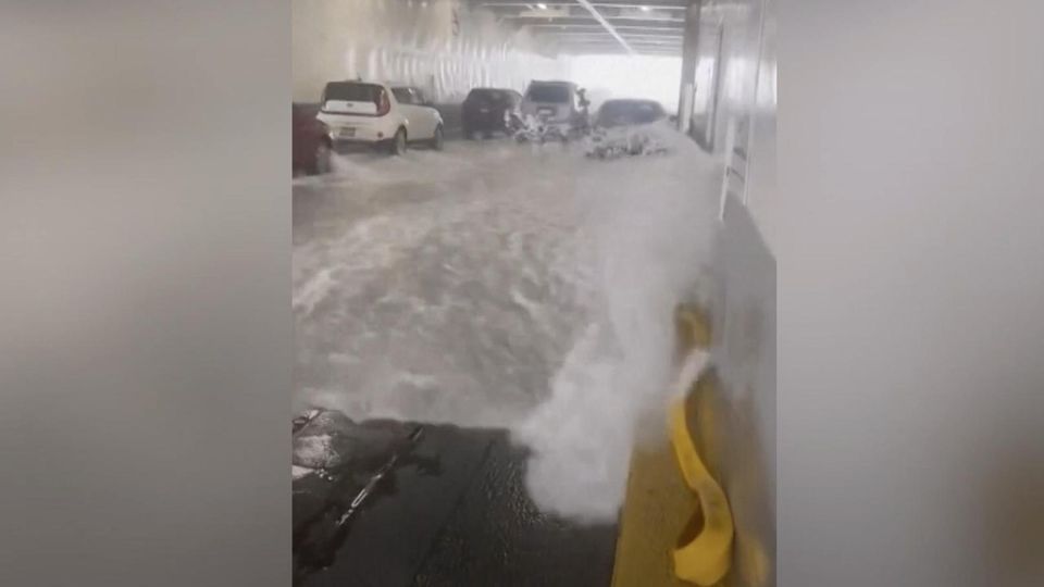 Seattle: Riesenwellen setzen Fähre unter Wasser