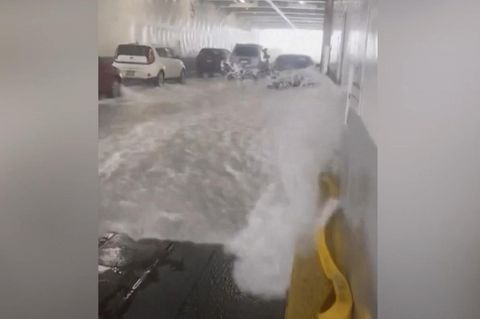 Seattle: Riesenwellen setzen Fähre unter Wasser