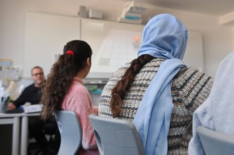 Schüler mit Kopftuch von hinten fotografiert