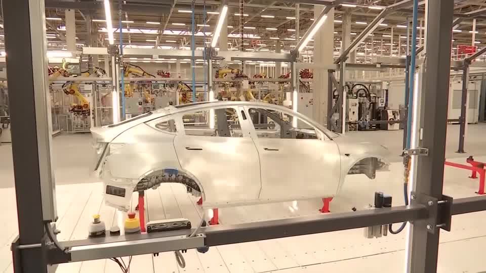 Video: Tesla muss vorübergehend Großteil der Fertigung in Grünheide stoppen Video: Tesla muss vorübergehend Großteil der Fertigung in Grünheide stoppen