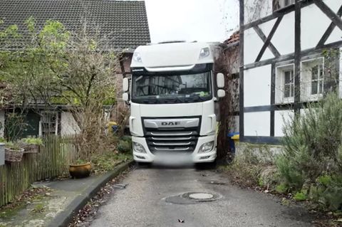 Solingen: LKW-Fahrer folgt blind seinem Navi – und verkeilt sich zwischen zwei Häusern