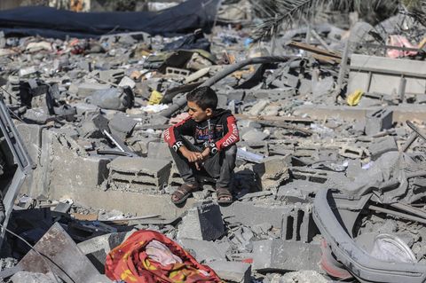 Ein palästinensisches Kind inspiziert die Trümmer zerstörter Gebäude nach israelischem Bombardement