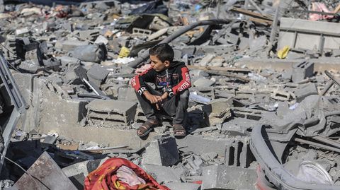 Ein palästinensisches Kind inspiziert die Trümmer zerstörter Gebäude nach israelischem Bombardement