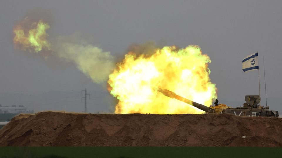 Ein Panzer feuert in Richtung des Gazastreifens