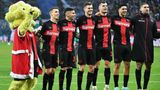 Der Fluch: Warum Bayer Vizekusen bleibt   Kommen wir direkt zur aktuellen Nummer eins. Bayer Leverkusen hat eine hoch talentierte Mannschaft, die den mit Abstand schönsten und erfolgreichsten Fußball der Hinrunde gespielt hat. Trainer Xabi Alonso verströmt Klasse und Weltläufigkeit (fast wie der Kaiser!) und selbstverständlich sind sie Titelkandidat. Und ja, wir alle, die wir nicht Bayern-Anhänger sind, würden es wie ein Erlösung nach langer Pein empfinden, wenn die Bayern ausnahmsweise nicht Meister werden, sondern "Vizekusen". Doch genau das ist das Problem: "Vizekusen". Der Begriff ist sogar als Wikipedia-Eintrag vorhanden und Gender-Anhänger würden in diesem Zusammenhang von "Sprache schafft Wirklichkeit" reden. Leider trifft das in diesem Zusammenhang zu. Der Name liegt wie ein Fluch über dem Team aus der Kölner Vorstadt, er ist Programm, quasi genetisch angelegt. Bayer wird den Lauf, den es hatte, nicht durchhalten, weil das kaum einem Team über eine ganze Saison gelingt. Hinzu kommt, dass mit Edmond Tapsoa und Odilon Kossounou die halbe Abwehr beim Afrika-Cup weilt. Und der starke Mittelstürmer Victor Boniface hat sich verletzt. Diese Faktoren könnten zu Problemen führen.