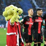 Der Fluch: Warum Bayer Vizekusen bleibt   Kommen wir direkt zur aktuellen Nummer eins. Bayer Leverkusen hat eine hoch talentierte Mannschaft, die den mit Abstand schönsten und erfolgreichsten Fußball der Hinrunde gespielt hat. Trainer Xabi Alonso verströmt Klasse und Weltläufigkeit (fast wie der Kaiser!) und selbstverständlich sind sie Titelkandidat. Und ja, wir alle, die wir nicht Bayern-Anhänger sind, würden es wie ein Erlösung nach langer Pein empfinden, wenn die Bayern ausnahmsweise nicht Meister werden, sondern "Vizekusen". Doch genau das ist das Problem: "Vizekusen". Der Begriff ist sogar als Wikipedia-Eintrag vorhanden und Gender-Anhänger würden in diesem Zusammenhang von "Sprache schafft Wirklichkeit" reden. Leider trifft das in diesem Zusammenhang zu. Der Name liegt wie ein Fluch über dem Team aus der Kölner Vorstadt, er ist Programm, quasi genetisch angelegt. Bayer wird den Lauf, den es hatte, nicht durchhalten, weil das kaum einem Team über eine ganze Saison gelingt. Hinzu kommt, dass mit Edmond Tapsoa und Odilon Kossounou die halbe Abwehr beim Afrika-Cup weilt. Und der starke Mittelstürmer Victor Boniface hat sich verletzt. Diese Faktoren könnten zu Problemen führen.