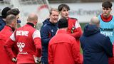 Dilettanten am Werk: Köln will in die 2. Liga  Beim 1. FC Köln haben sie offenbar zu sehr beherzigt, dass sie eine Fahrstuhlmannschaft sind. Nach fünf Jahren in der ersten Liga ist nun auch mal gut. Also ab in die 2. Liga? Das ist zugegeben etwas sarkastisch, aber leider nicht ganz von der Hand zu weisen. Denn die Klubführung hat im vergangenen Jahr einiges falsch gemacht. Das ist zum einen die Transfersperre durch die Fifa, die den Verein hart trifft. In diesem Winter und im nächsten Sommer dürfen die Kölner keine neuen Profis verpflichten. Sie hatten beim Transfer eines  Jugendspielers aus Ljubljana gegen Regeln verstoßen. Zudem ist es Manager Christian Keller nicht gelungen, im vergangenen Sommer Abgänge von Leistungsträgern wie Ellyes Skhiri oder Jonas Hector zu kompensieren. Zusätzlich gerieten einige Spieler in eine Formkrise (zum Beispiel Kapitän Florian Kainz), und plötzlich stehst Du auf einem Abstiegsplatz. Also musste der beliebte Trainer Steffen Baumgart gehen und wurde durch Timo Schultz ersetzt. Doch ob "Schulle", wie sie ihn beim FC. St Pauli nannten, der richtige Mann für die Rettungsmission ist? Daran bestehen im Kölner Umfeld Zweifel, weil Schultz als Trainer bisher nicht viel vorweist. Sicherheitshalber haben sie ihn nur mit einem Vertrag bis zum Sommer ausgestattet. In der 2. Liga bräuchten sie dann einen neuen Übungsleiter. So, wie es im Moment aussieht, wird dieser Fall eintreten.