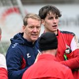 Dilettanten am Werk: Köln will in die 2. Liga  Beim 1. FC Köln haben sie offenbar zu sehr beherzigt, dass sie eine Fahrstuhlmannschaft sind. Nach fünf Jahren in der ersten Liga ist nun auch mal gut. Also ab in die 2. Liga? Das ist zugegeben etwas sarkastisch, aber leider nicht ganz von der Hand zu weisen. Denn die Klubführung hat im vergangenen Jahr einiges falsch gemacht. Das ist zum einen die Transfersperre durch die Fifa, die den Verein hart trifft. In diesem Winter und im nächsten Sommer dürfen die Kölner keine neuen Profis verpflichten. Sie hatten beim Transfer eines  Jugendspielers aus Ljubljana gegen Regeln verstoßen. Zudem ist es Manager Christian Keller nicht gelungen, im vergangenen Sommer Abgänge von Leistungsträgern wie Ellyes Skhiri oder Jonas Hector zu kompensieren. Zusätzlich gerieten einige Spieler in eine Formkrise (zum Beispiel Kapitän Florian Kainz), und plötzlich stehst Du auf einem Abstiegsplatz. Also musste der beliebte Trainer Steffen Baumgart gehen und wurde durch Timo Schultz ersetzt. Doch ob "Schulle", wie sie ihn beim FC. St Pauli nannten, der richtige Mann für die Rettungsmission ist? Daran bestehen im Kölner Umfeld Zweifel, weil Schultz als Trainer bisher nicht viel vorweist. Sicherheitshalber haben sie ihn nur mit einem Vertrag bis zum Sommer ausgestattet. In der 2. Liga bräuchten sie dann einen neuen Übungsleiter. So, wie es im Moment aussieht, wird dieser Fall eintreten.