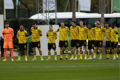 Trainer-Aus: Terzic wird den BVB-Sauhaufen nicht in den Griff kriegen  Der BVB hat sich selbst vor der Saison für einen Titelkandidaten gehalten. Zu recht, die Mannschaft hat die Meisterschaft in der vergangenen Saison nur knapp verpasst, weil die Nerven nicht mitspielten. Seither aber dümpelt sie in der Liga jenseits der Spitzenplätze herum. Die großen Träume sind verflogen, jetzt heißt es nur noch, die Champions-League-Qualifikation zu sichern. Wie es üblich ist, wird Trainer Edin Terzic in Frage gestellt, dabei ist diese Truppe einfach nur ein launischer Sauhaufen, so deutlich muss man es leider sagen. Das beweisen die Leistungen in der Champions League: Wenn sie wollen, können sie ja. Um die Schwererziehbaren in den Griff zu bekommen, erhält der Trainer jetzt Unterstützung durch die ehemaligen BVB-Profis Nuri Sahin und Sven Bender, die als Assistenztrainer zurückgeholt wurden. Und Rückkehrer Jadon Sancho, der verlorene Sohn, soll die Misere in der Offensive lösen. Zumindest passt Sancho perfekt ins Profil. Er ist in der Vergangenheit durch undiszipliniertes Verhalten wie durch geniale Leistungen aufgefallen. Doch es steht zu befürchten, dass es läuft, wie es immer im Fußball läuft. Am Ende muss der Trainer gehen, und der Sauhaufen darf weiter Sauhaufen bleiben.