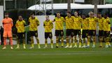 Trainer-Aus: Terzic wird den BVB-Sauhaufen nicht in den Griff kriegen  Der BVB hat sich selbst vor der Saison für einen Titelkandidaten gehalten. Zu recht, die Mannschaft hat die Meisterschaft in der vergangenen Saison nur knapp verpasst, weil die Nerven nicht mitspielten. Seither aber dümpelt sie in der Liga jenseits der Spitzenplätze herum. Die großen Träume sind verflogen, jetzt heißt es nur noch, die Champions-League-Qualifikation zu sichern. Wie es üblich ist, wird Trainer Edin Terzic in Frage gestellt, dabei ist diese Truppe einfach nur ein launischer Sauhaufen, so deutlich muss man es leider sagen. Das beweisen die Leistungen in der Champions League: Wenn sie wollen, können sie ja. Um die Schwererziehbaren in den Griff zu bekommen, erhält der Trainer jetzt Unterstützung durch die ehemaligen BVB-Profis Nuri Sahin und Sven Bender, die als Assistenztrainer zurückgeholt wurden. Und Rückkehrer Jadon Sancho, der verlorene Sohn, soll die Misere in der Offensive lösen. Zumindest passt Sancho perfekt ins Profil. Er ist in der Vergangenheit durch undiszipliniertes Verhalten wie durch geniale Leistungen aufgefallen. Doch es steht zu befürchten, dass es läuft, wie es immer im Fußball läuft. Am Ende muss der Trainer gehen, und der Sauhaufen darf weiter Sauhaufen bleiben.